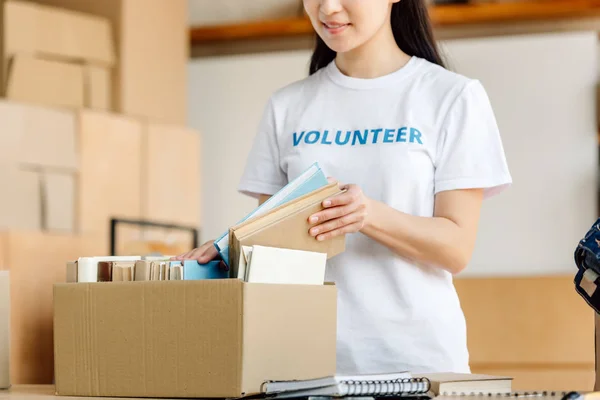 Recortado Vista Joven Voluntario Chica Desembalaje Caja Cartón Con Libros — Foto de Stock