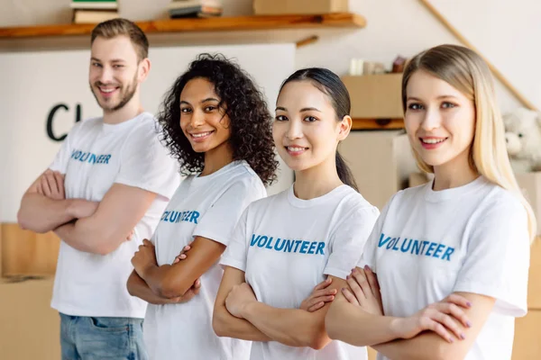 Enfoque Selectivo Cuatro Jóvenes Voluntarios Multiculturales Pie Con Los Brazos —  Fotos de Stock