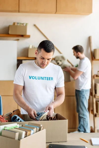 Selektiver Fokus Schöner Freiwilliger Beim Auspacken Von Kartons Mit Schuhen — Stockfoto