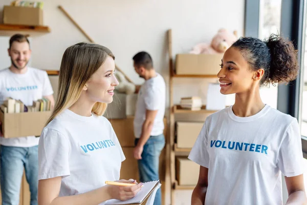 Enfoque Selectivo Hermosos Voluntarios Multiculturales Sonriendo Hablando Centro Caridad — Foto de Stock