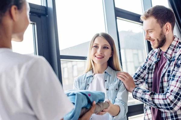 Enfoque Selectivo Hombres Mujeres Que Toman Ropa Voluntarios Afroamericanos Centro — Foto de Stock