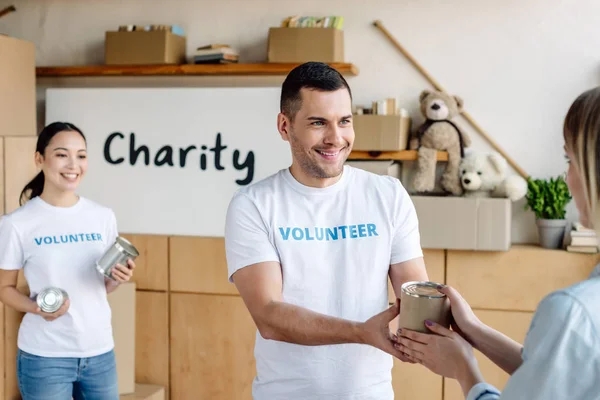 Junge Lächelnde Multikulturelle Freiwillige Geben Frauen Charity Zentrum Konserven — Stockfoto