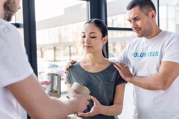 Gut Aussehende Lächelnde Freiwillige Umarmt Asiatische Frau Die Konserven Charity — Stockfoto