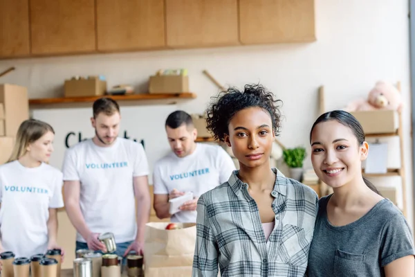 Selective Focus Multicultural Women Looking Camera While Standing Volunteers Charity — Stock Photo, Image