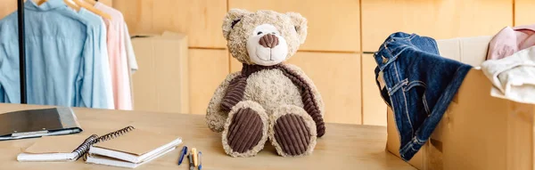 Panoramische Foto Van Houten Tafel Met Teddybeer Kartonnen Doos Met — Stockfoto