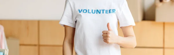 Panoramic Shot Volunteer White Shirt Blue Volunteer Inscription Showing Thumb — Stock Photo, Image