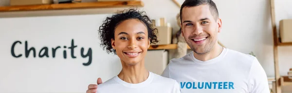 Plano Panorámico Jóvenes Voluntarios Multiculturales Sonriendo Mirando Cámara — Foto de Stock