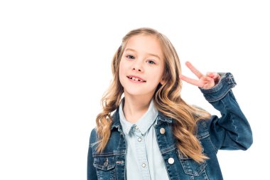 beyaz izole barış işareti gösteren denim ceket gülümseyen çocuk