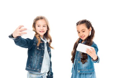 beyaz selfie alarak denim giysileri iki çocuk