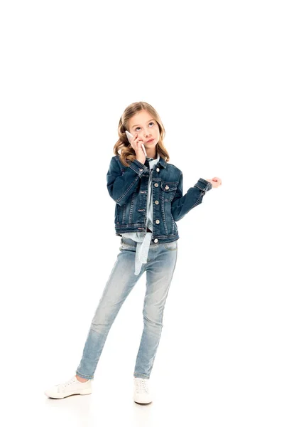 Pełny Widok Długości Dziecka Dżinsowych Ubraniach Rozmawiających Smartfonie Patrząc Biały — Zdjęcie stockowe