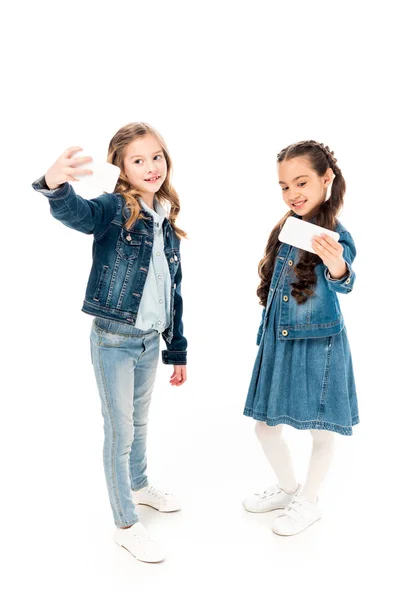 Pełny Widok Długości Dzieci Dżinsowych Ubraniach Robienia Selfie Białym — Zdjęcie stockowe