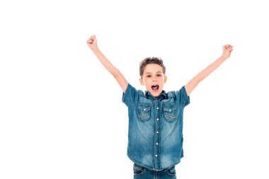 kot giysileri heyecanlı çocuğun ön görünümü el sallayarak ve beyaz izole çığlık