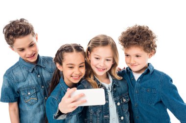 beyaz izole selfie alarak denim giysiler iã§in dört gülümseyen Ã§o