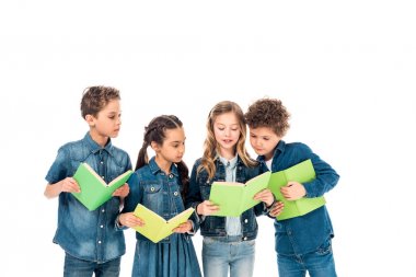 denim giyimli dört çocuk beyaz izole kitap okuma