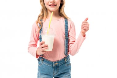milkshake tutan ve başparmak kadar beyaz izole gösteren çocuk kısmi görünümü