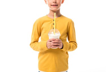 beyaz izole milkshake tutan mutlu çocuk kırpılmış görünümü