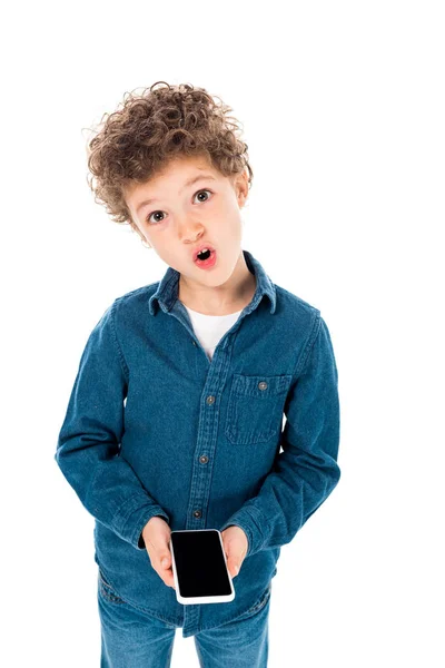 Zaskoczyło Dziecko Koszulce Denim Trzymając Smartfon Pustym Ekranem Białym Tle — Zdjęcie stockowe
