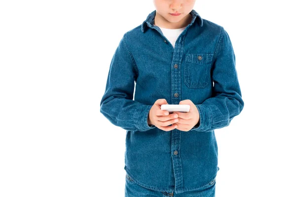 白で隔離されたスマートフォンを使用してデニムシャツの子供の部分的なビュー — ストック写真