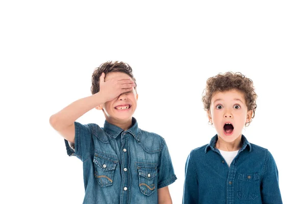 Geschokt Krullend Jongen Poseren Met Vriend Geïsoleerd Wit — Stockfoto