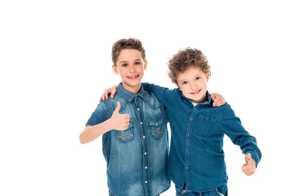 Dos Niños Camisas Mezclilla Abrazando Mostrando Los Pulgares Hacia Arriba —  Fotos de Stock