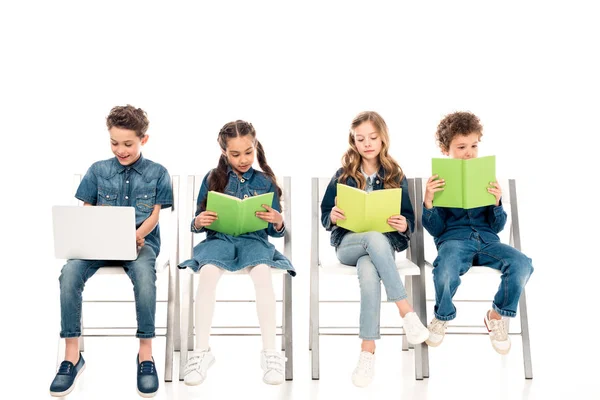 Улыбающийся Мальчик Ноутбука Пока Друзья Читают Книги Белом — стоковое фото