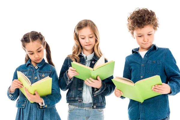 Tres Niños Concentrados Ropa Mezclilla Leyendo Libros Aislados Blanco — Foto de Stock