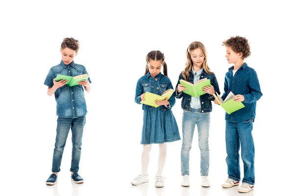 Volledige Lengte Weergave Van Vier Geconcentreerde Kinderen Lezen Boeken Wit — Stockfoto