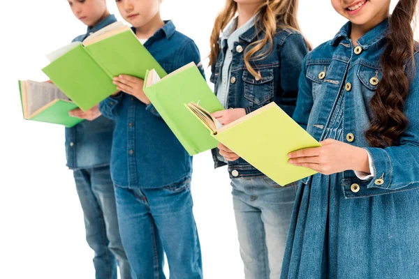 Denim Giyimli Dört Çocuğun Beyaz Üzerine Izole Edilmiş Kitapları Okumasının — Stok fotoğraf