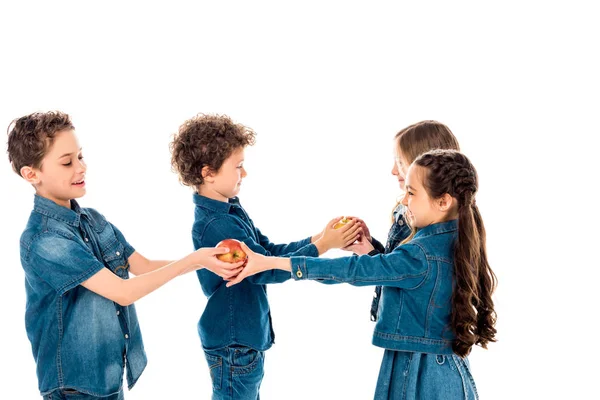 Čtyři Děti Džínové Oděvy Držící Jablka Izolovaná Bílém — Stock fotografie