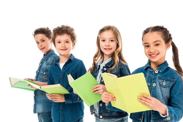 Vier Kinderen Denim Kleding Holding Boeken Geïsoleerd Wit — Stockfoto