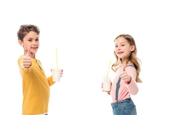 Due Bambini Che Tengono Frappè Mostrano Pollici Alto Isolati Bianco — Foto Stock