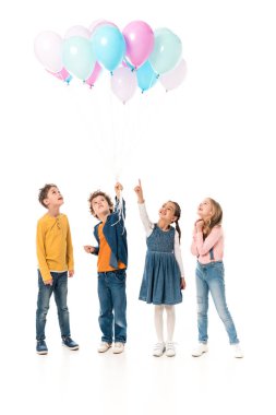 beyaz izole balonları tutan dört çocuk tam uzunlukta görünümü