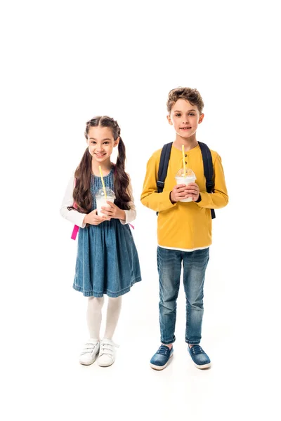 白で隔離されたミルクセーキを持つ2人の子供の完全な長さの眺め — ストック写真