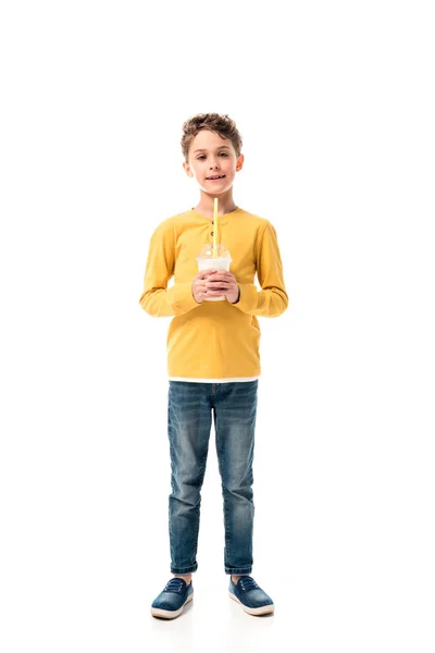 白で隔離されたミルクセーキを保持する子供の完全な長さのビュー — ストック写真