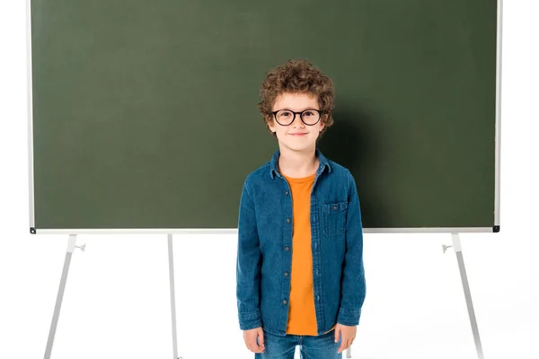 Vista Frontal Colegial Rizado Gafas Pie Cerca Pizarra Aislado Blanco —  Fotos de Stock