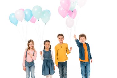 beyaz izole renkli balonlar tutan dört gülümseyen çocuk