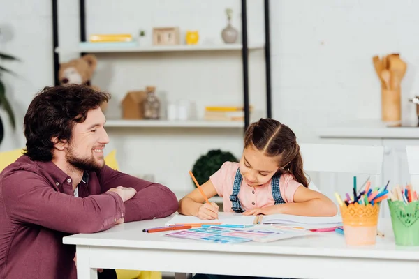 Feliz Pai Olhando Bonito Filha Desenho Casa — Fotografia de Stock