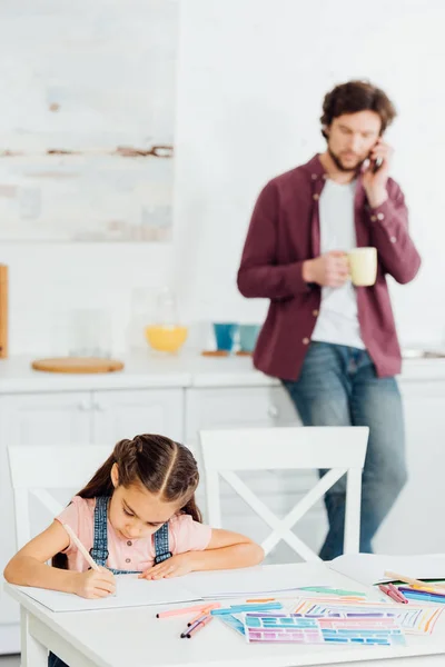 Selective Focus Cute Kid Drawing Paper Father Talking Smartphone Holding — Stock Photo, Image