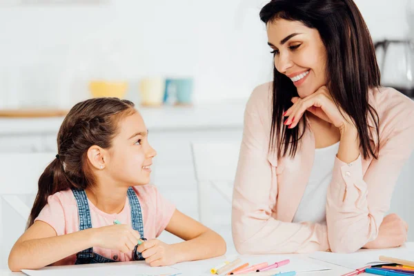 Mujer Feliz Mirando Hija Alegre Sonriendo Casa — Foto de Stock