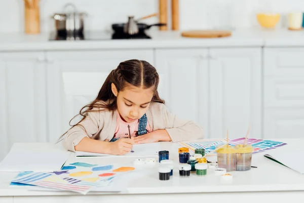 Concentrado Bonito Criança Pintura Papel Casa — Fotografia de Stock