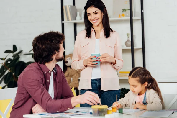 Selectieve Focus Van Vrolijke Vrouw Holding Cup Buurt Van Man — Stockfoto