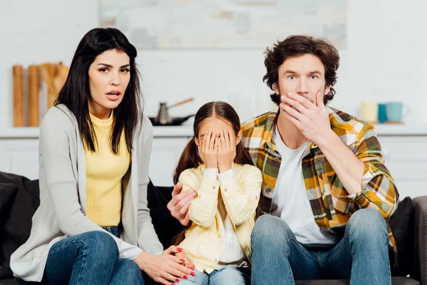 Scioccato Marito Moglie Guardando Vicino Figlia Volto Copertura — Foto Stock