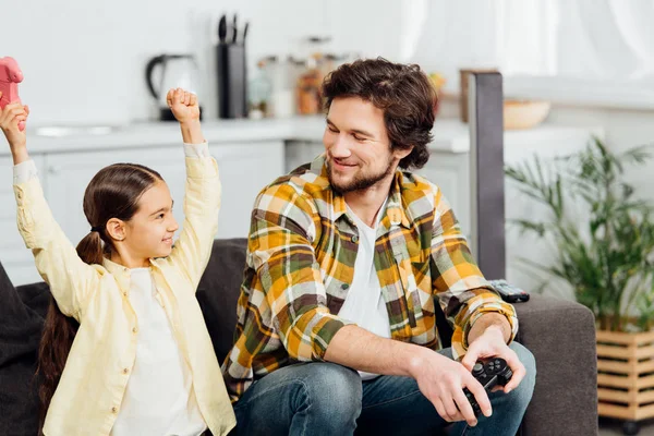 Boldog Gyermek Gángálás Miközben Gazdaság Joystick Közelében Szakállas Apja Otthon — Stock Fotó
