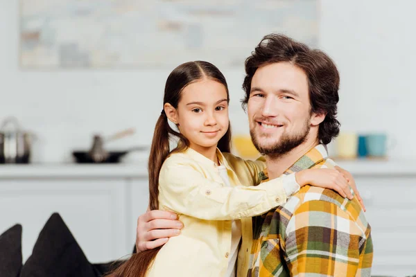 Glückliches Kind Umarmt Vater Und Schaut Hause Die Kamera — Stockfoto