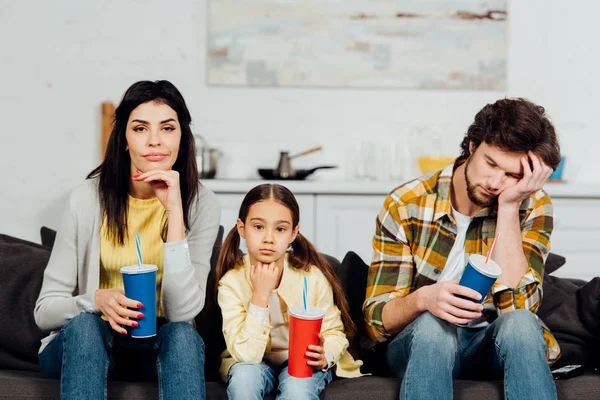 Familia Aburrida Sosteniendo Vasos Desechables Mientras Película Casa —  Fotos de Stock