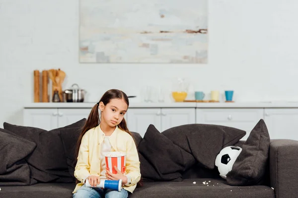 Anak Kesal Menonton Kejuaraan Dan Duduk Sofa Dengan Ember Popcorn — Stok Foto