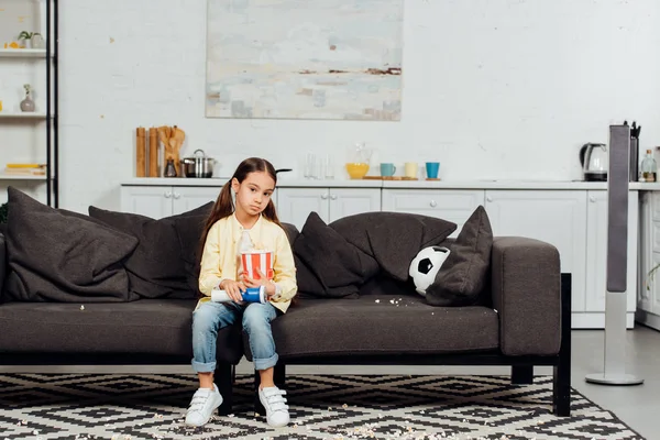 Anak Kesal Menonton Kejuaraan Dan Duduk Sofa Dengan Ember Popcorn — Stok Foto