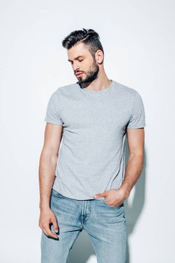 yakışıklı sakallı adam beyaz cebinde el ile ayakta 