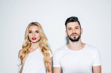 sakallı adam ve güzel sarışın kız beyaz kamera bakıyor 