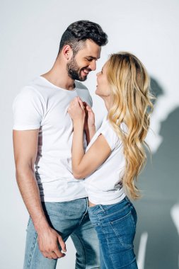mutlu sarışın kadın beyaz yakışıklı ve neşeli adam bakıyor 